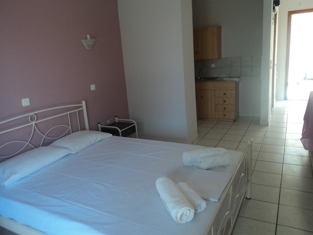 Erminia Studios Mousata Habitación foto
