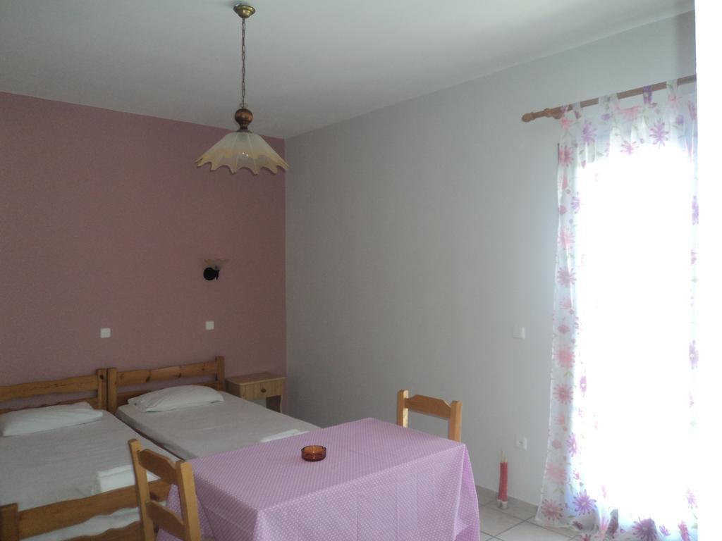 Erminia Studios Mousata Habitación foto